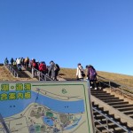 1青空の下、まずは荒川の土手を越えて彩湖へ